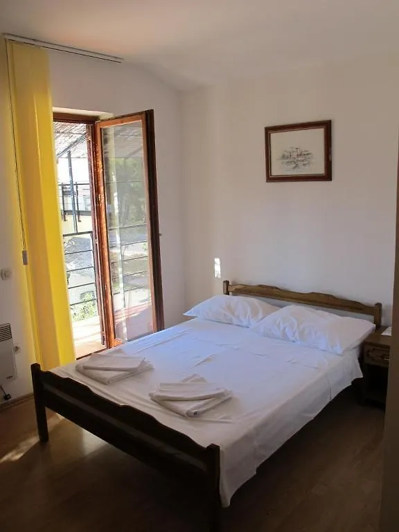 Apartments And Rooms Degenija Starigrad-Paklenica Vendégház